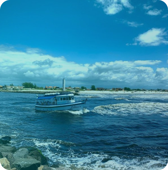 barco da Marina no mar